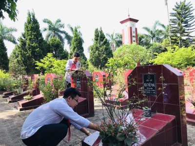 Đoàn trường - Liên đội dâng hương, vệ sinh nghĩa trang liệt sỹ chào mừng Đại hội Đảng bộ phường Phú Lương - Hà Đông