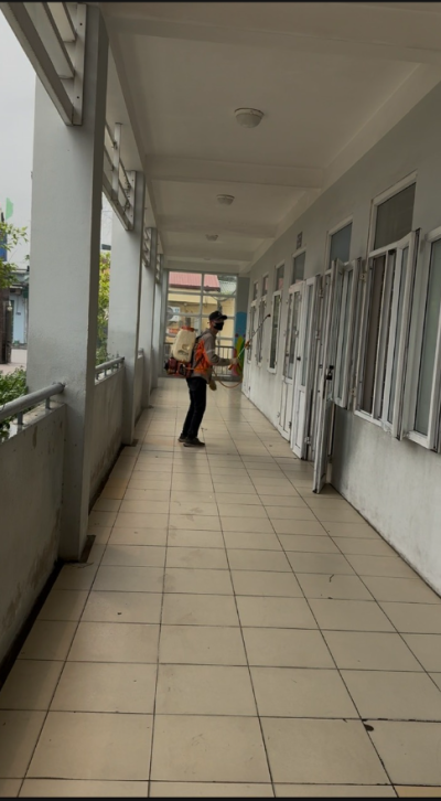Trường thcs Phú lương tổ chức phun thuốc diệt muỗi để phòng tránh dịch sốt xuất huyết