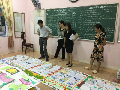 Học sinh các lớp tham gia Hội thi báo tường với chủ đề "Biết ơn thầy cô giáo"