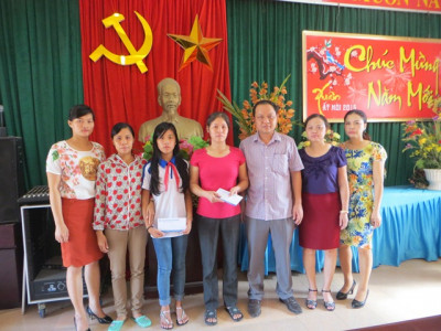 Ông Đào Cư Tưởng -Bắc Lãm - Tặng quà cho 02 em học sinh mắc bệnh hiểm nghèo