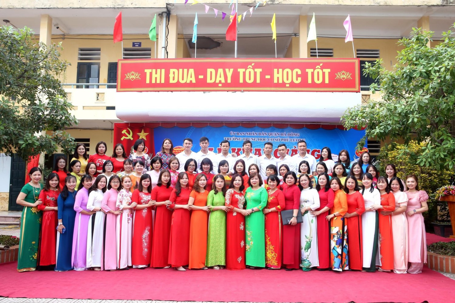 tập thể giáo viên trường THCS Phú Lương