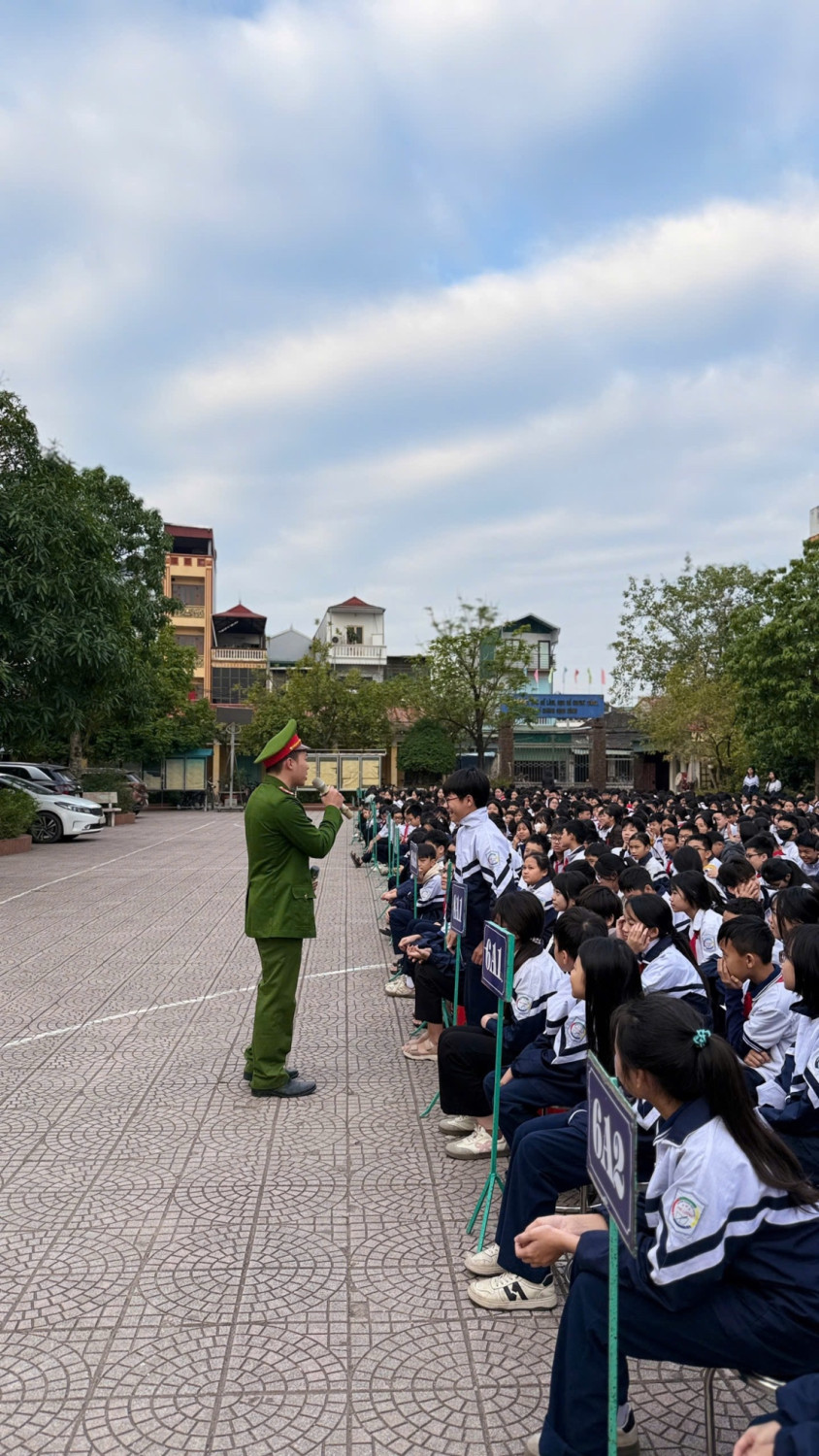 Trường THCS Phú Lương phối hợp với công an Phường Phú Lương tuyên truyền, phổ biến giáo dục pháp luật cho học sinh