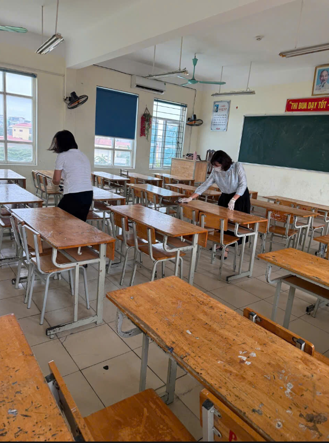 Trường THCS Phú Lương thực hiện tổng vệ sinh khử khuẩn toàn bộ các lớp học và khuôn viên trong nhà trường