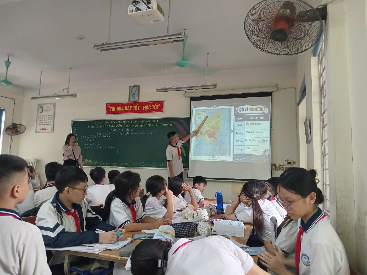 A group of students in a classroom
Description automatically generated